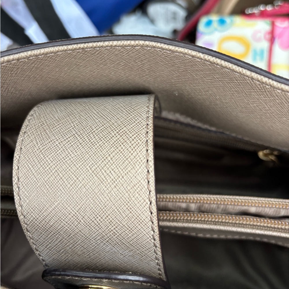 Michael Kors Elegant Tan Handbag - Picture 7 of 8